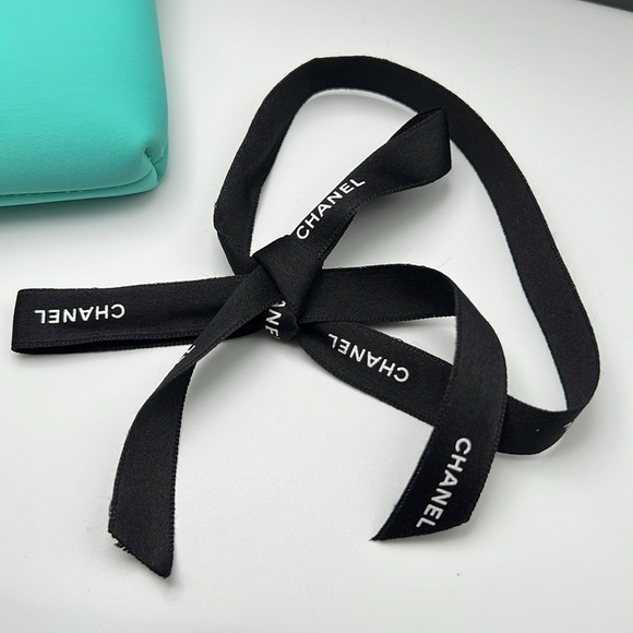 CHANEL Beauty Neoprene Cosmetic Bag CC Zipper Pull Charm Rare Tiffany Blue NWOT - Picture 13 of 17